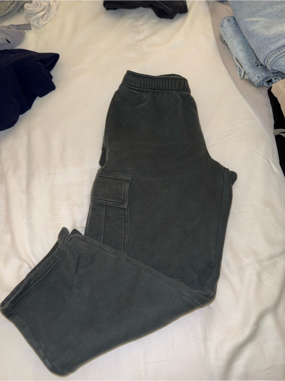 Aritzias mega fit Cargo Sweatpants in Dark Green > am short